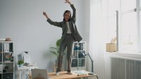 Twee minuten bewegen per uur doet meer dan een uur sporten