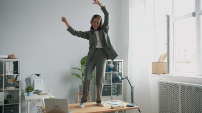 Twee minuten bewegen per uur doet meer dan een uur sporten